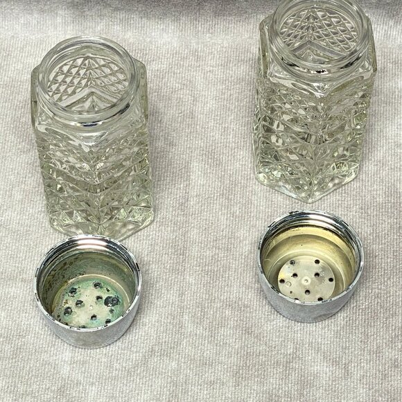 Vintage Wexford Pressed Glass Salt & Pepper Shakers With Chrome Plastic Tops - Picture 6 of 12